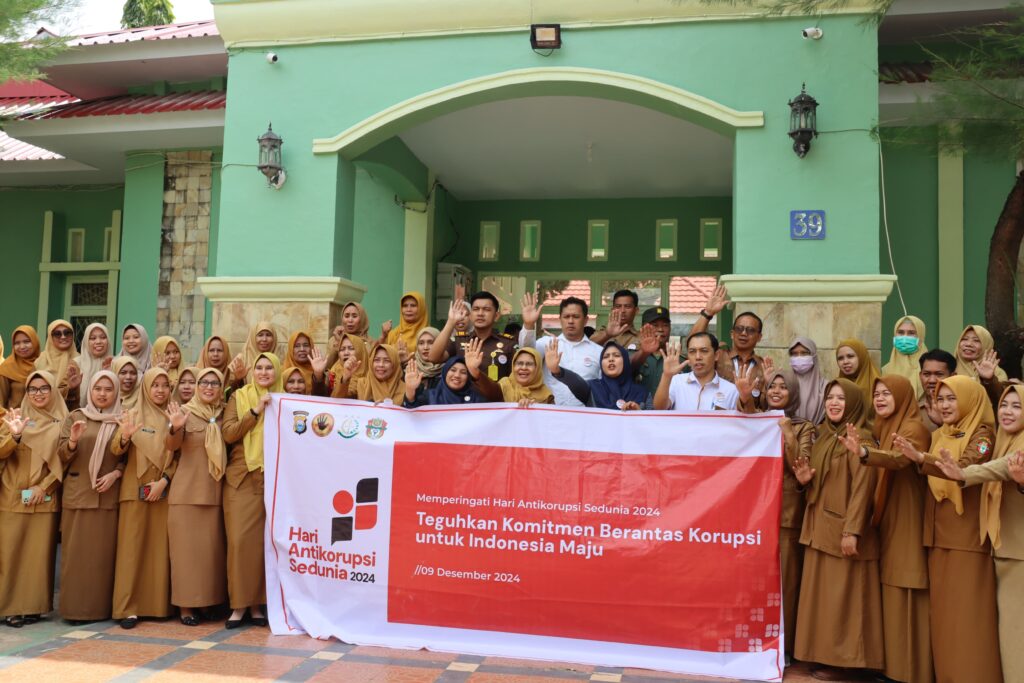 Kabupaten Wajo Peringati Hari Anti Korupsi Sedunia dengan Kampanye Stiker di OPD