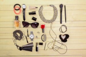 5 Aksesori Fashion yang Wajib Ada di Lemari Anda di Tahun 2025