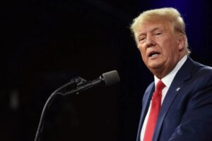 Trump Umumkan Rencana Pengenaan Tarif 10 Persen terhadap Barang Impor dari China, Memicu Kekhawatiran Perang Dagang