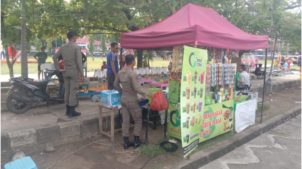 Penertiban PKL di Area Masjid Raya dan Lapangan Merdeka Sengkang Berjalan Lancar