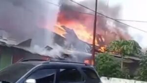 Kebakaran Besar Hanguskan Asrama Kesdam di Makassar