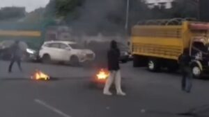 Demonstrasi ‘Indonesia Gelap’ di Makassar Berujung Bentrokan dengan Warga