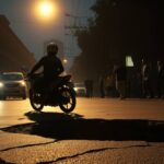 Pengendara Motor Terpental di Jalan Berlubang Poros Alauddin Makassar