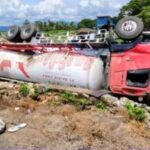 Truk Pengangkut Semen Terguling ke Sawah di Jalur Trans Mamminasata