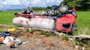Truk Pengangkut Semen Terguling ke Sawah di Jalur Trans Mamminasata