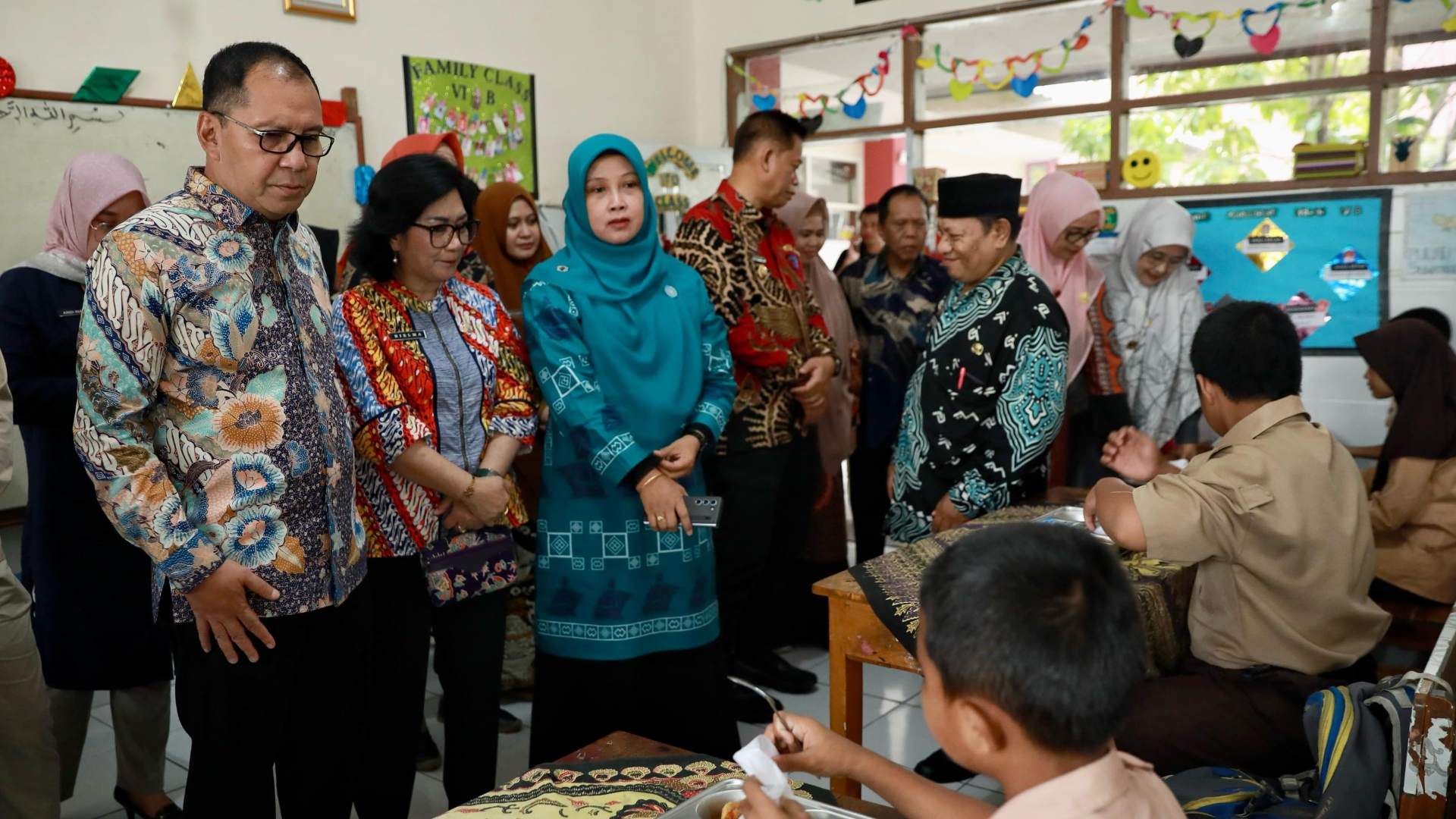 Siswa Makassar Kini Dapat Makanan Bergizi Gratis, Begini Dampaknya!