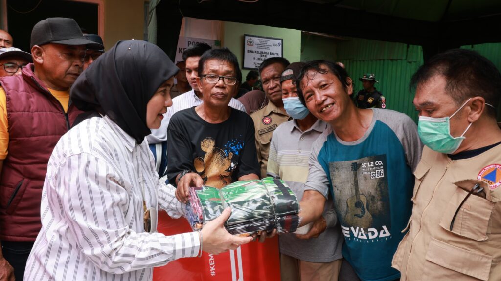 Wakil Wali Kota Makassar Aliyah Mustika Ilham Bantu Korban Kebakaran Asrama Kesdam II XIV/HSN