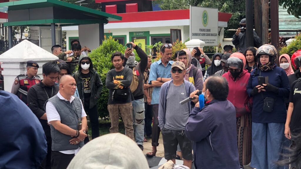 Warga Bara-Barayya Gelar Aksi Tolak Penggusuran di Empat Titik Strategis di Makassar