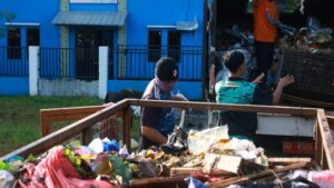 Peringati HPSN 2025, DLH Makassar Ajak Warga Bersihkan Kampung Nelayan Untia
