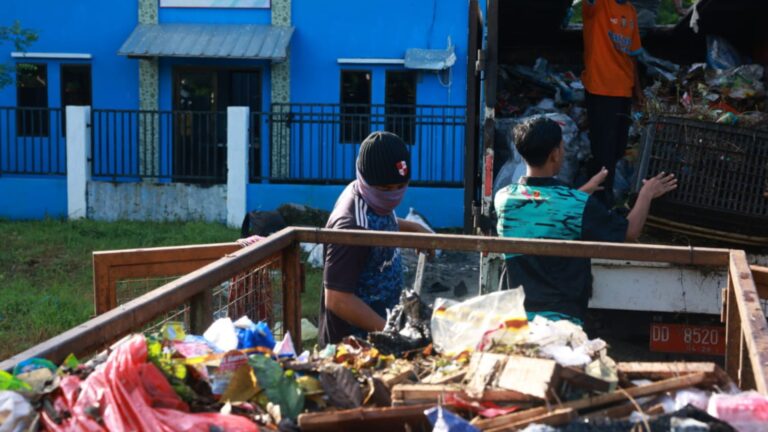Peringati HPSN 2025, DLH Makassar Ajak Warga Bersihkan Kampung Nelayan Untia