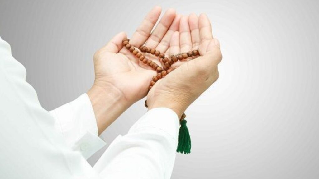 Hukum Berdoa dalam Hati Menurut Islam, Bolehkah?