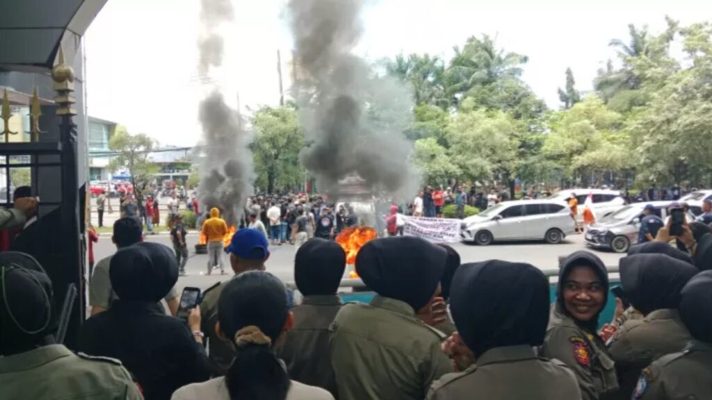 Driver Ojol Protes Tarif, Blokade Jalan di Makassar Bikin Lalin Macet 1 Km