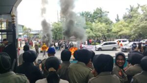 Driver Ojol Protes Tarif, Blokade Jalan di Makassar Bikin Lalin Macet 1 Km