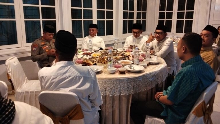 Ketua DPRD Wajo Gelar Buka Puasa Bersama, Eratkan Silaturahmi dengan Warga