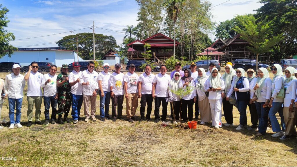 Pemkab Wajo Peringati Hari Bumi 2025 dengan Tanam 500 Pohon di Rumah Adat Atakkae