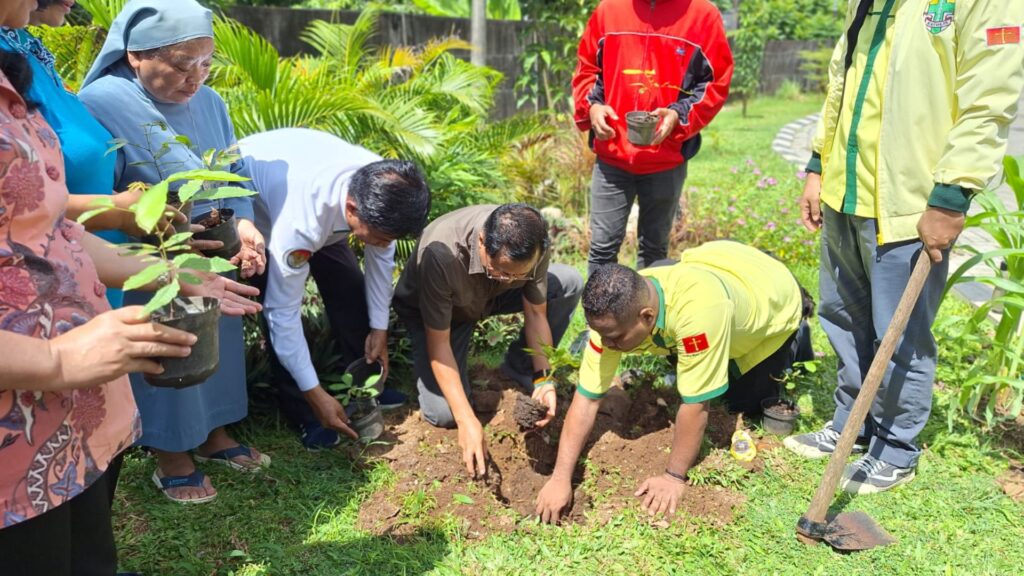 Peringati Hari Bumi, Paroki Kare Makassar Gelar Gerakan Penanaman Pohon Matoa