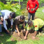 Peringati Hari Bumi, Paroki Kare Makassar Gelar Gerakan Penanaman Pohon Matoa