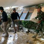 Babinsa dan Warga Sigap Bersihkan Longsor di SD 048 Ambalong