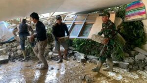 Babinsa dan Warga Sigap Bersihkan Longsor di SD 048 Ambalong