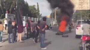 Massa Bakar Ban dan Terobos Kantor Kemenkumham Sulsel, Ternyata Salah Sasaran