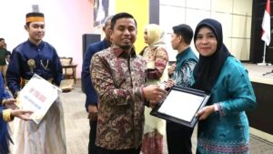 Kepsek dan Dua Guru SMPN 2 Parepare Sabet Penghargaan Terfavorit