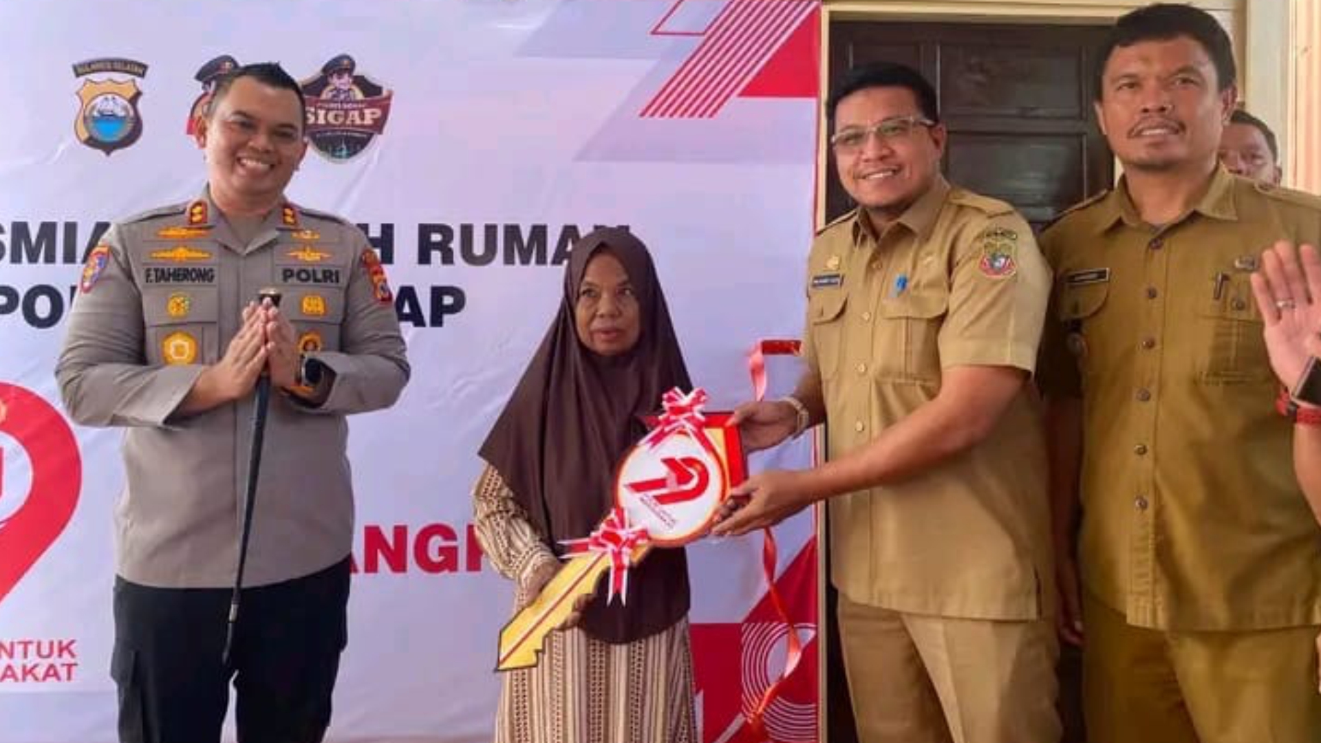 Hari Bhayangkara ke-79, Polres Sidrap Serahkan Rumah Layak Huni kepada Warga