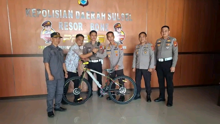 Tindak Cepat Tangkap Begal, Bripda Rian Terima Penghargaan Sepeda