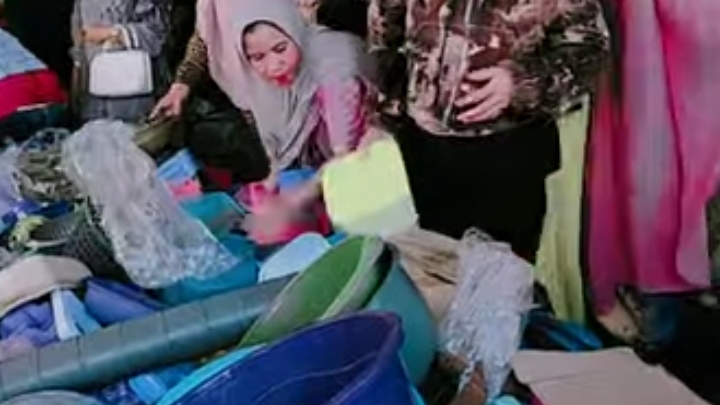 Tradisi 10 Muharram, Berkah bagi Pedagang Ember dan Perlengkapan Rumah Tangga