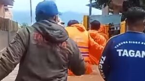 Warga dan Tim Gabungan Bahu-Membahu Tangani Dampak Banjir, Longsor, dan Gelombang Pasang di Bantaeng