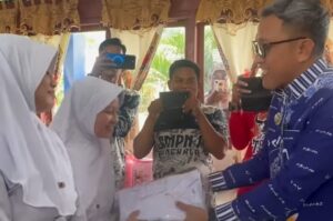 Program Pro Rakyat, Bupati Jeneponto Bagi Perlengkapan Sekolah untuk Pelajar Kurang Mampu
