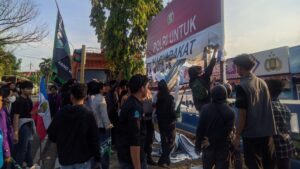Protes Keras! Massa Bakar Ban dan Robek Spanduk Satlantas Polres Wajo