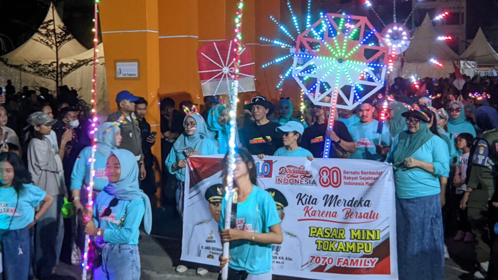Pawai Lampion Meriahkan HUT RI ke-80 di Sengkang
