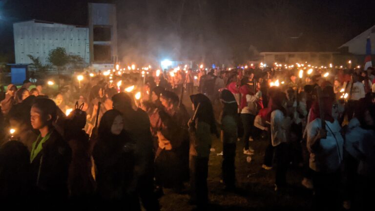 Lampion dan Obor Warnai Malam Peringatan HUT RI ke-80 di Maniangpajo