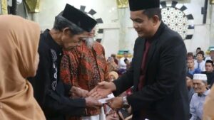 Wabup Pinrang Serahkan Bantuan Baznas kepada Mustahiq di Peringatan Maulid Nabi