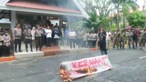 KERAMAT Gelar Aksi di DPRD Wajo, Bawa Keranda Mayat sebagai Simbol Suara Rakyat Telah Mati