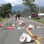 Warga Pasar Bua Kompak Hamburkan Sampah ke Jalan, Bentuk Protes Massal ke Pemkab