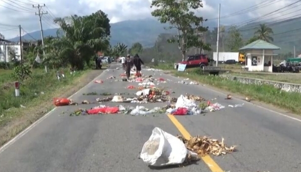 Warga Pasar Bua Kompak Hamburkan Sampah ke Jalan, Bentuk Protes Massal ke Pemkab