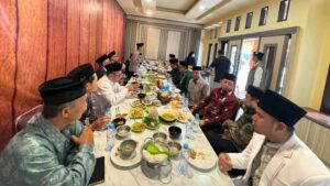 Duduk Bersama di Meja Makan, Ulama PBNU dan PCNU Wajo Tunjukkan Teladan Kesederhanaan