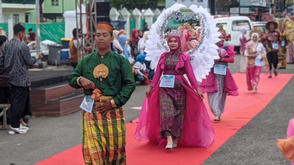 Sengkang Silk Fashion Carnaval 2025 Jadi Ajang Promosi Tenun Sutra Khas Wajo ke Dunia