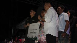 Andi Syaqirah Dapat Kejutan Satu Paket Umrah dari PT Mubarak Travel Saat Konser Perdana