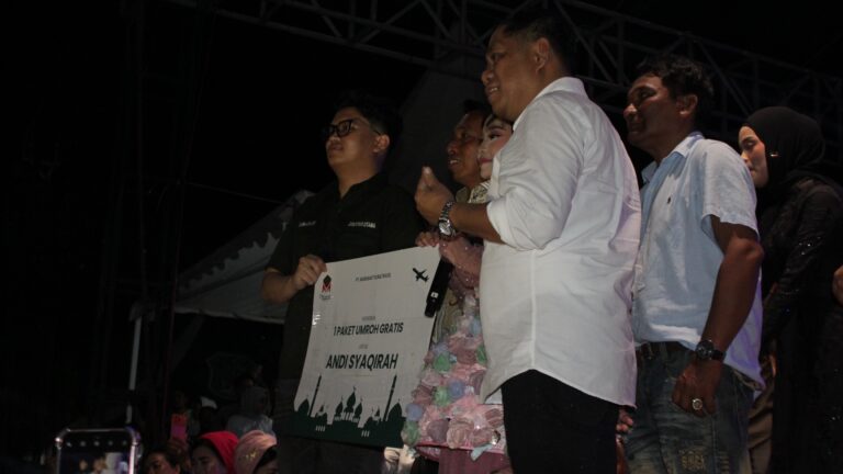 Andi Syaqirah Dapat Kejutan Satu Paket Umrah dari PT Mubarak Travel Saat Konser Perdana