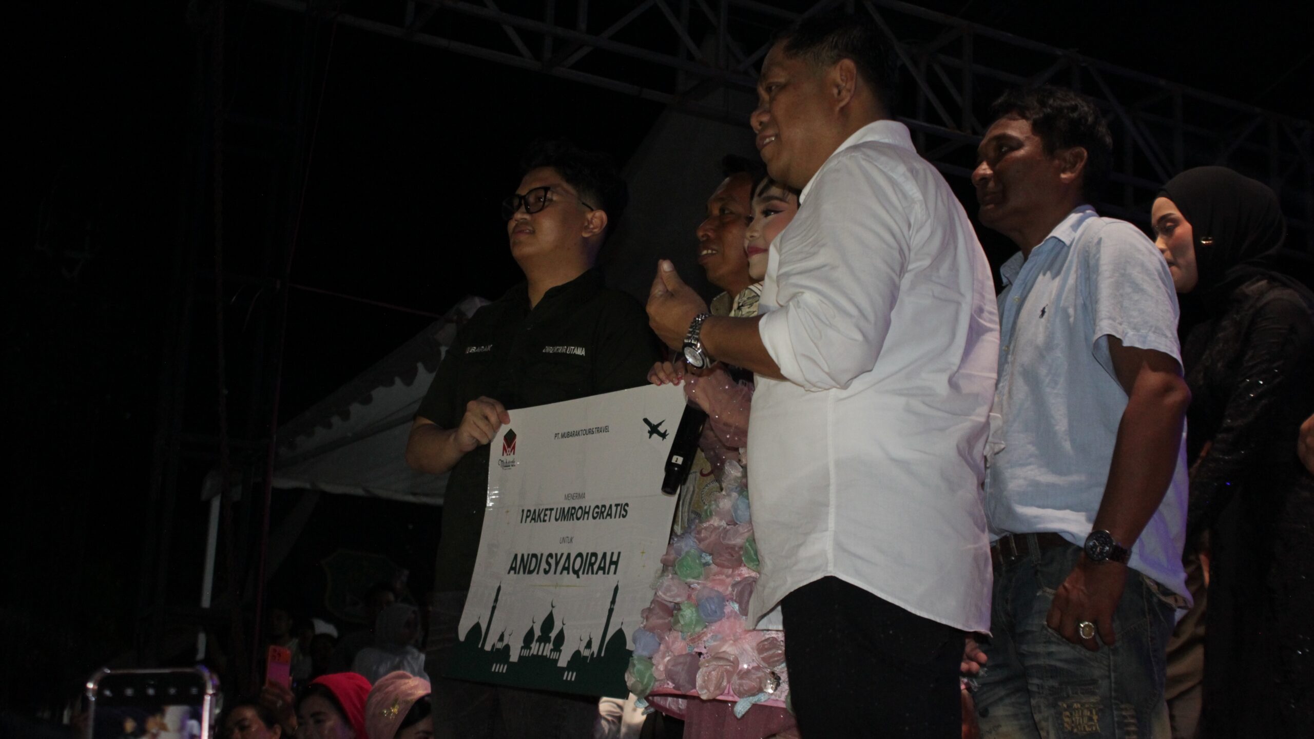 Andi Syaqirah Dapat Kejutan Satu Paket Umrah dari PT Mubarak Travel Saat Konser Perdana