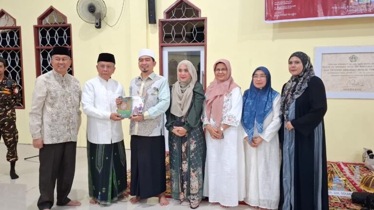 DPRD Wajo Gelar Tabligh Akbar Peringatan Isra Mi’raj, Wakafkan 200 Al-Qur’an