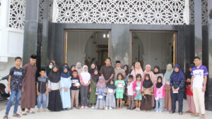 Berkah Ramadhan, Ketua JMSI Wajo Serahkan Santunan untuk Puluhan Anak Yatim di Pelataran Masjid Agung Ummul Qura Sengkang
