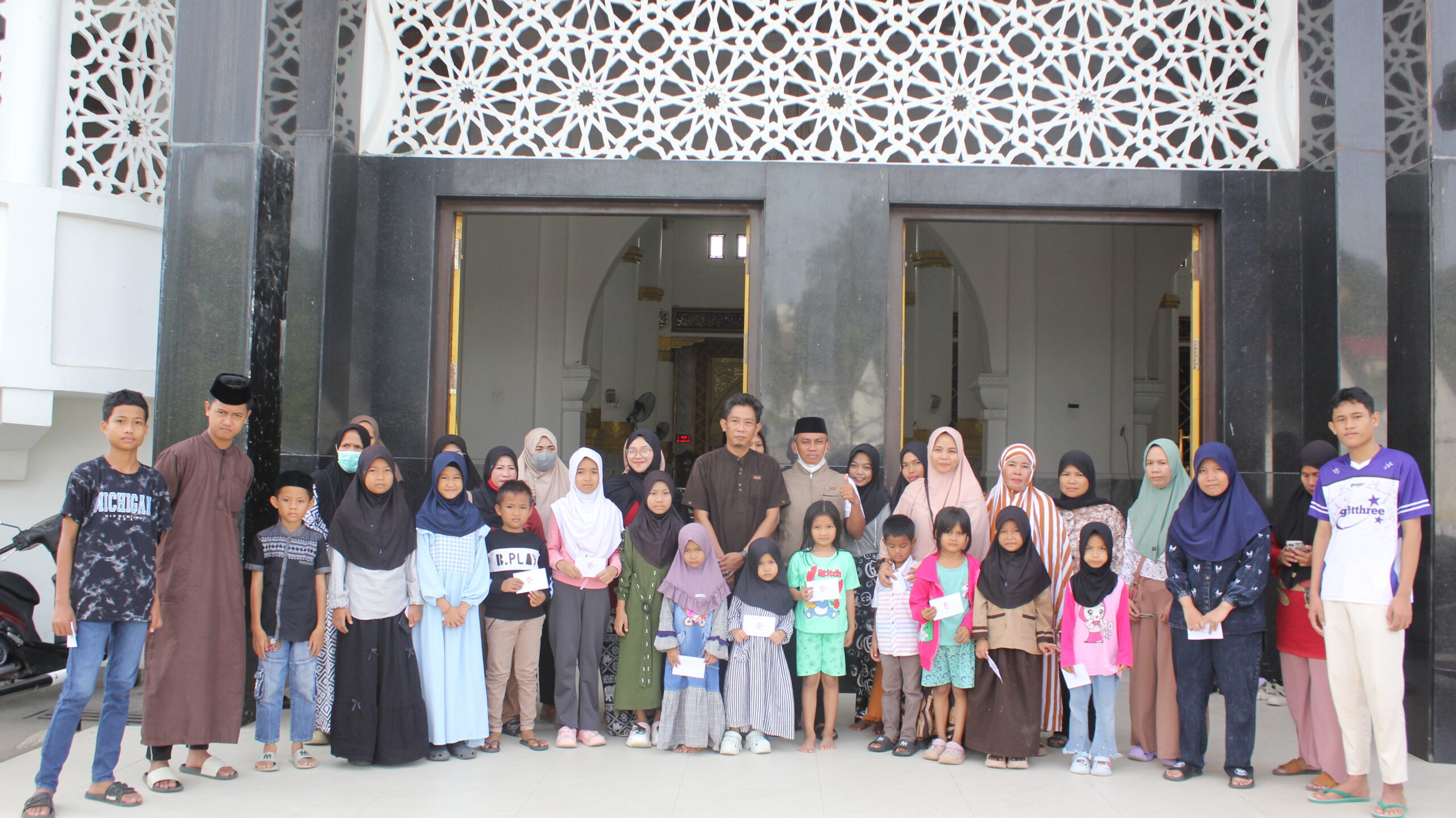 Berkah Ramadhan, Ketua JMSI Wajo Serahkan Santunan untuk Puluhan Anak Yatim di Pelataran Masjid Agung Ummul Qura Sengkang
